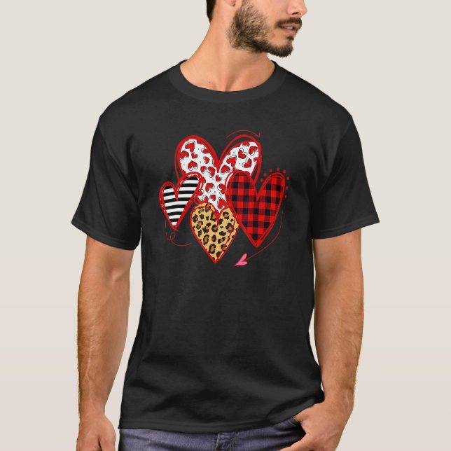Buffalo Red Black Plaid And Leopard Hearts Valenti T Shirt (Framsida)