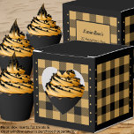 Buffalo-ruta - Guld och Svart - Hjärtformad presen Presentaskar<br><div class="desc">Hjärtformad presentlåda med guld och svart buffalo-ruta. Texten på baksidan av lådan kan anpassas. Om du använder knappen/verktyget 'Redigera design',  kan du även lägga till egna bilder/fotografier. Andra färgvarianter finns tillgängliga.

Se kollektionen med alla lådstorlekar och buffalo-ruta-färger här:
https://www.zazzle.com/collections/boxes_product_promotional_gift_buffalo_check-119842043554925619</div>