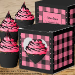 Buffalo-ruta - Rosa och Svart - Favoritlåda med hj Presentaskar<br><div class="desc">Hjärtrya rosa och svart buffelmönster presentask. Texten på baksidan av lådan kan anpassas. Om du använder "redigera design" -knappen/verktyget kan du också lägga till dina egna bilder/foton. Andra färgvarianter finns.</div>