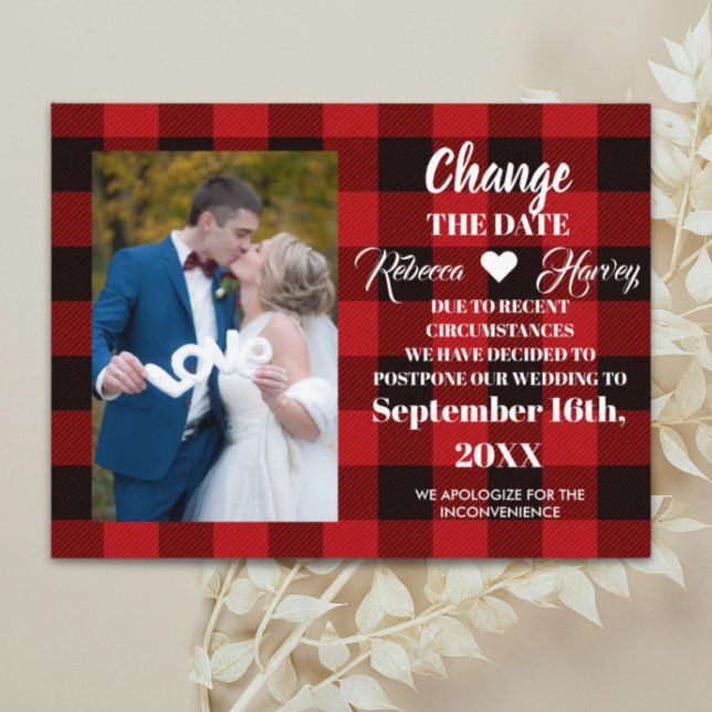 buffalo rutmönstrad rustik bröllopsdatum ändras meddelande vykort (buffalo plaid rustic wedding change the date announcement postcard)