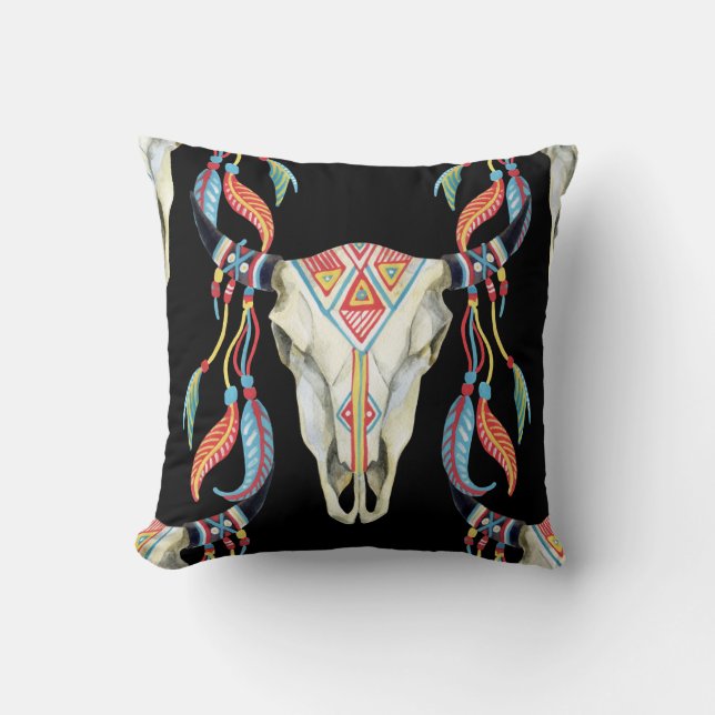 Buffalo Skull: Watercolor Black Background. Kudde (Framsida)