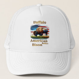 Buffalo står i Grass Fält med amerikansk Flagga Keps