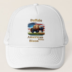 Buffalo står i Grass Fält med amerikansk Flagga Keps