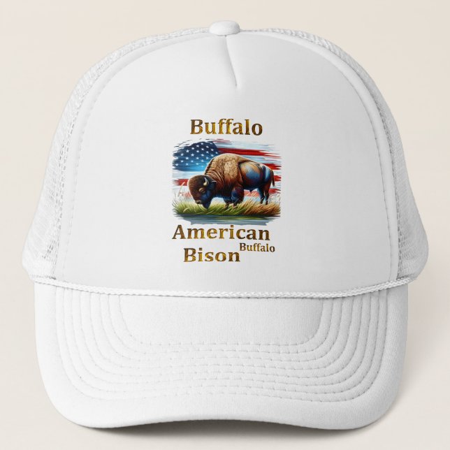 Buffalo står i Grass Fält med amerikansk Flagga Keps (Framsida)