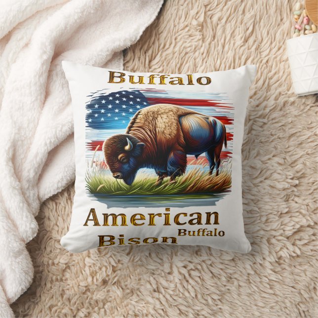 Buffalo står i Grass Fält med amerikansk Flagga Kudde (Filt)