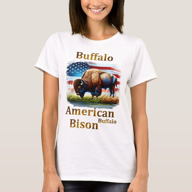 Buffalo står i Grass Fält med amerikansk Flagga T Shirt (Framsida)