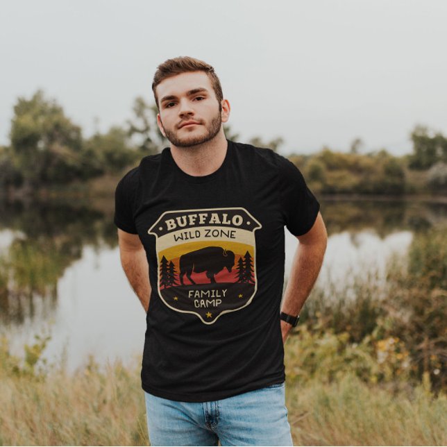 Buffalo Vild Zon familjerampp | Manar T-Shirt (Skapare uppladdad)