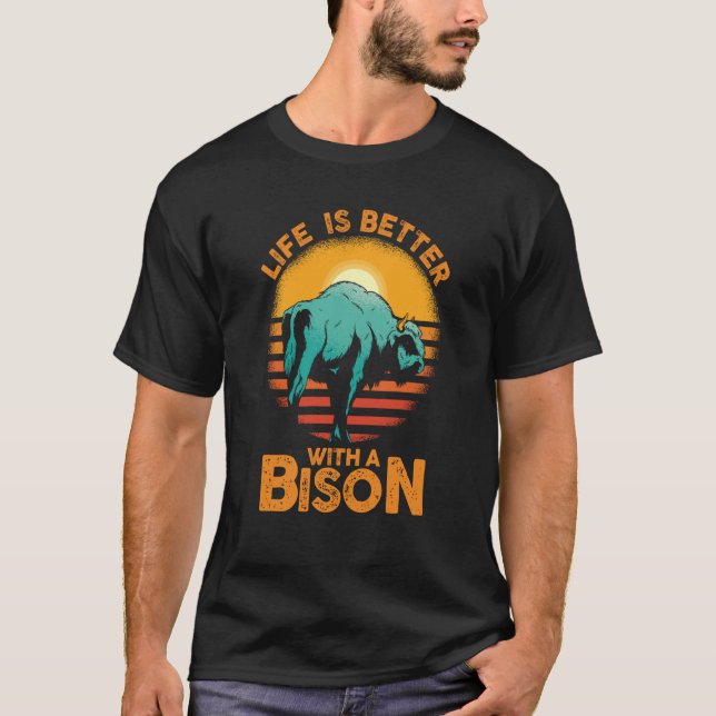 Buffalo Whisperer Fluffig Ko Med En Bison T Shirt (Framsida)