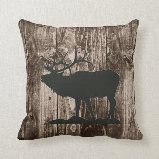 Bugling Elk (Black) på Rustic Wood Cabin Kudde
