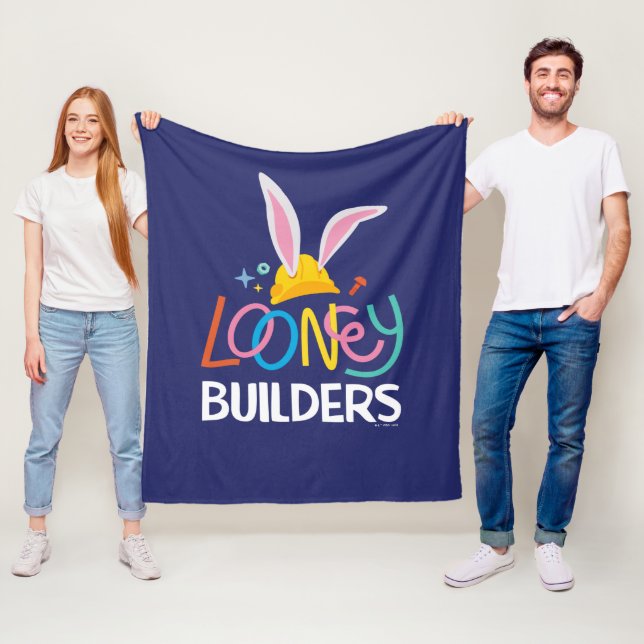 BUGS BUNNY BUILDERS™| Hard Hat Stacked Logo Fleecefilt (På plats)