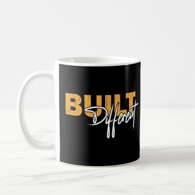 Built Different Bold Motivational Typography Des Kaffemugg (Vänster)