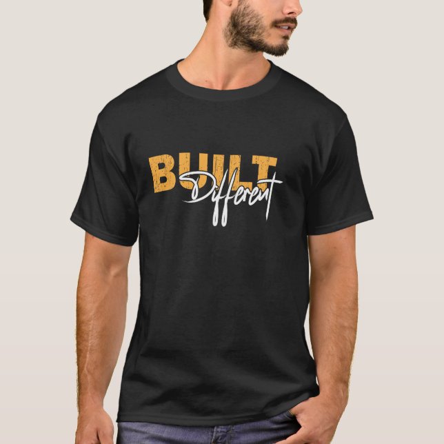 Built Different Bold Motivational Typography Des T Shirt (Framsida)