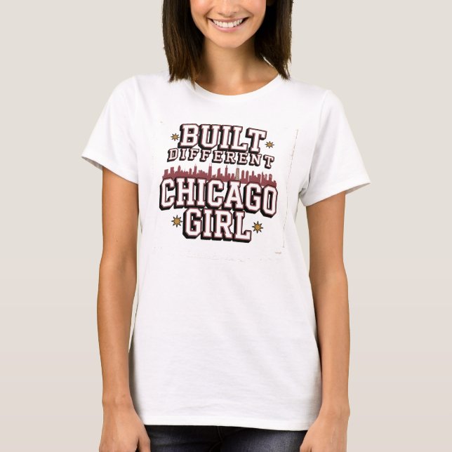 Built Different — Chicago Girl T Shirt (Framsida)