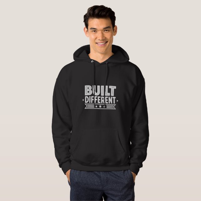 Built Different Hoodie – Motiverande Streetwear (Hel framsida)