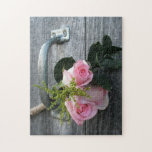 Bukett med rosor Barn Wood Rustic Floral Photograp Pussel<br><div class="desc">Tre rosa ros med greenery vilande i handtaget av en ladudörr.</div>