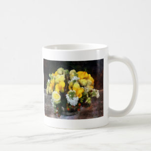 Bukett med rosor och kallaliljor kaffemugg
