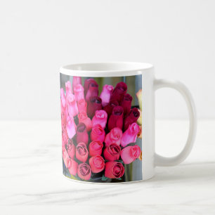 bukett med rosorkaffemugg kaffemugg