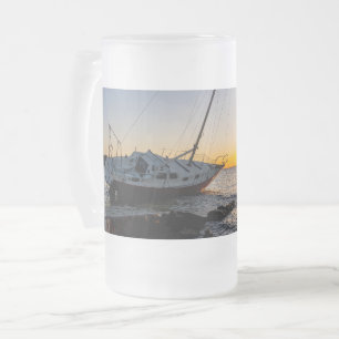 Bukt bryggbåtar och fritidssolnedgång i Mugg
