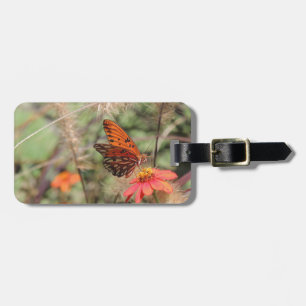 Bukt Fritillary på Zinnia Bagagebricka
