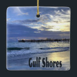 Bukt Shoes Alabama Beach Sunrise Pier Julgransprydnad Keramik<br><div class="desc">I Bukt ligger den vackra stranden Alabama Beach Sunrise PierBevalt på Bukt-stränderna i Alabama och vågar kommer till kusten när sol stiger upp i himlar med molnen och blå himmel.  Pälsen i bakgrunden skapar en fredlig perfekt.</div>