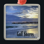 Bukt Shoes Alabama Beach Sunrise Pier Julgransprydnad Metall<br><div class="desc">I Bukt ligger den vackra stranden Alabama Beach Sunrise PierBevalt på Bukt-stränderna i Alabama och vågar kommer till kusten när sol stiger upp i himlar med molnen och blå himmel.  Pälsen i bakgrunden skapar en fredlig perfekt.</div>