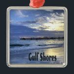 Bukt Shoes Alabama Beach Sunrise Pier Julgransprydnad Metall<br><div class="desc">I Bukt ligger den vackra stranden Alabama Beach Sunrise PierBevalt på Bukt-stränderna i Alabama och vågar kommer till kusten när sol stiger upp i himlar med molnen och blå himmel.  Pälsen i bakgrunden skapar en fredlig perfekt.</div>
