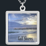 Bukt Shores Alabama Beach Sunrise Pier Silverpläterat Halsband<br><div class="desc">Bukt står vid Alabama Beach Sunrise Pier BeSnygg strand vid Bukt Shores i Alabama,  där vågar kommer till kusten när sol stiger upp u=in i himlar med molnen och blå himmel. Piren i bakgrunden skapar en fredlig perfekt.</div>