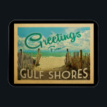 Bukt Shores Beach Vintage resor Magnet<br><div class="desc">I Hälsning från Bukt utmärks vykortsdesignen i vintage av en sandstrand med en vacker turkoshavet över vatten och över havet,  ett blå himmel med gigantiska vita moln. I vintage resor stil.</div>
