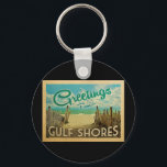 Bukt Shores Beach Vintage resor Nyckelring<br><div class="desc">Hälsning från Bukt Shores vintage-vykort har en sandstrand med en vacker turkoshav över vatten och över havet,  ett blå himmel med gigantiska vita moln. I vintage resor stil.</div>