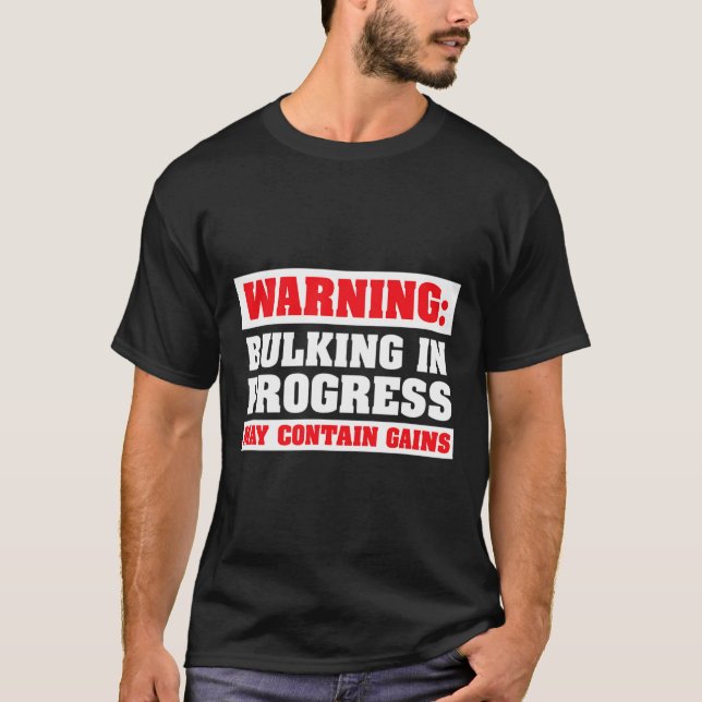 Bulkning Pågår Rolig Viktlyftning Bodybuilding T Shirt (Framsida)