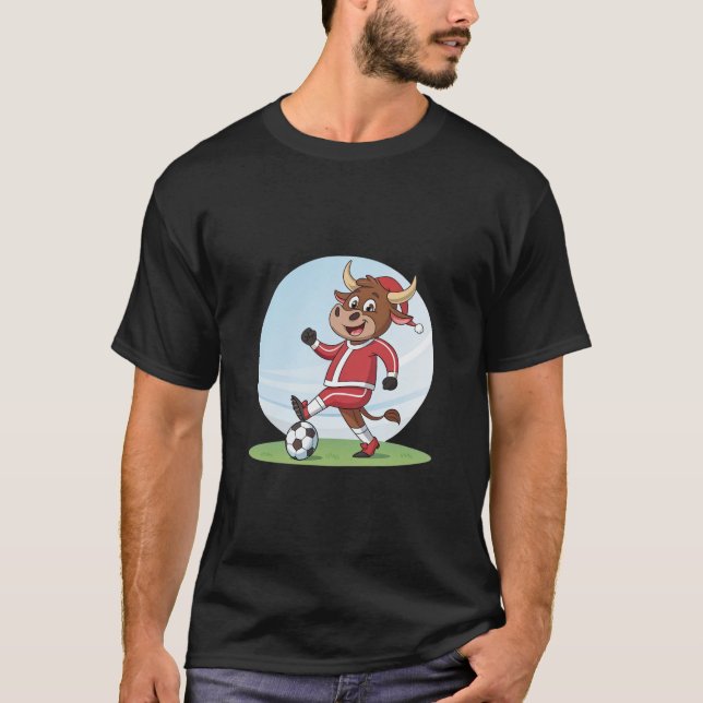 Bull in Christmas costume and soccer ball T Shirt (Framsida)