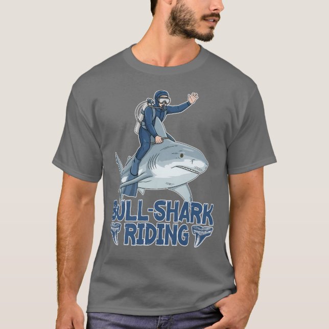 Bull Shark Riding T Shirt (Framsida)