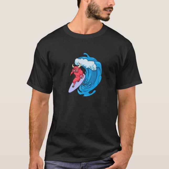 Bull surfer på hydrofoil surfboard t shirt (Framsida)
