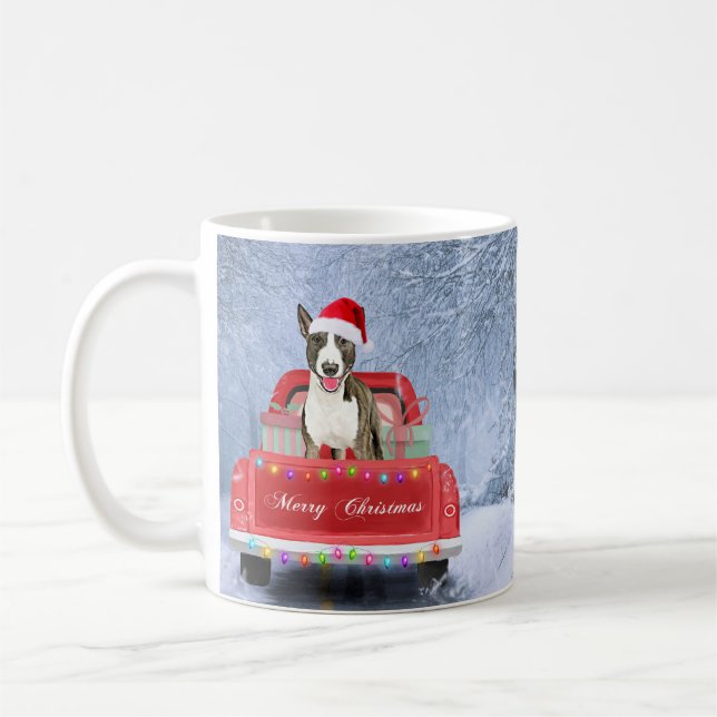 Bull Terrier Hund i Snö sitta under jul Kaffemugg (Vänster)