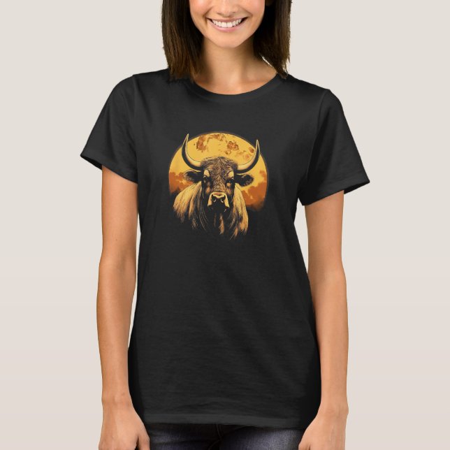 Bull With Full Moon in Background T Shirt (Framsida)
