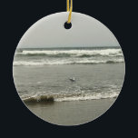 Bullards Beach State Park, Bandon, Oregon Julgransprydnad Keramik<br><div class="desc">Under arbetsdagen Helg 2017 utforskade vi i Bandon,  Oregon vid tjurarnas nationalpark. Det var rökigt på grund av de närliggande vildbränderna i södra Oregon,  men det var fortfarande en mycket roligt att se! Ett fiskmås flyter i det grunda vatten på stranden.</div>
