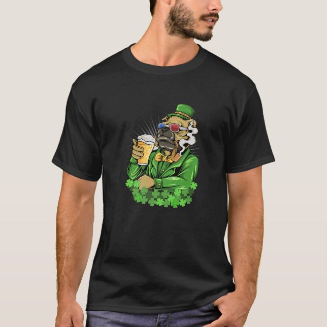 Bulldog Drinking Beer St Patricks, Funny St Patric T Shirt (Framsida)