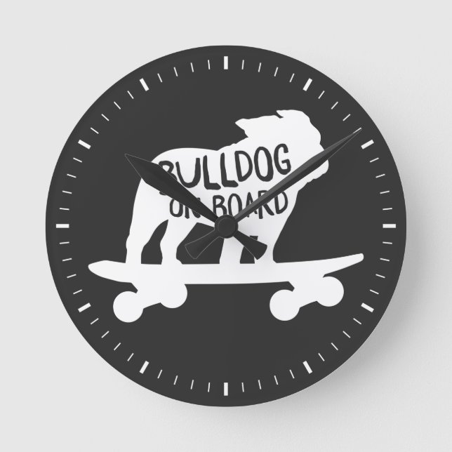 Bulldog (engelska Bulldog Riding Skateboard) Rund Klocka (Framsida)