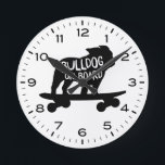 Bulldog (engelska Bulldog Riding Skateboard) Rund Klocka<br><div class="desc">En originalväggklocka för hemmet eller kontoret. Gör en coola till Bulldog älskare! Kolla in Jenns Doodle World om du vill ha ännu fler dekorativa klockor och hund aveln var hemdekanter.</div>