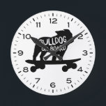 Bulldog (engelska Bulldog Riding Skateboard) Rund Klocka<br><div class="desc">En originalväggklocka för hemmet eller kontoret. Gör en coola till Bulldog älskare! Kolla in Jenns Doodle World om du vill ha ännu fler dekorativa klockor och hund aveln var hemdekanter.</div>