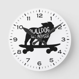 Bulldog (engelska Bulldog Riding Skateboard) Rund Klocka