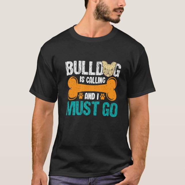 Bulldog ringer och jag måste gå. t shirt (Framsida)