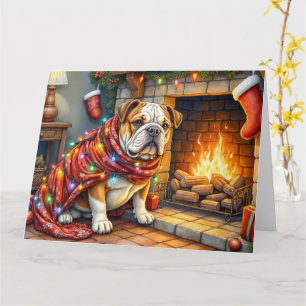 Bulldog sittande vid öppen spis med julbelysning kort