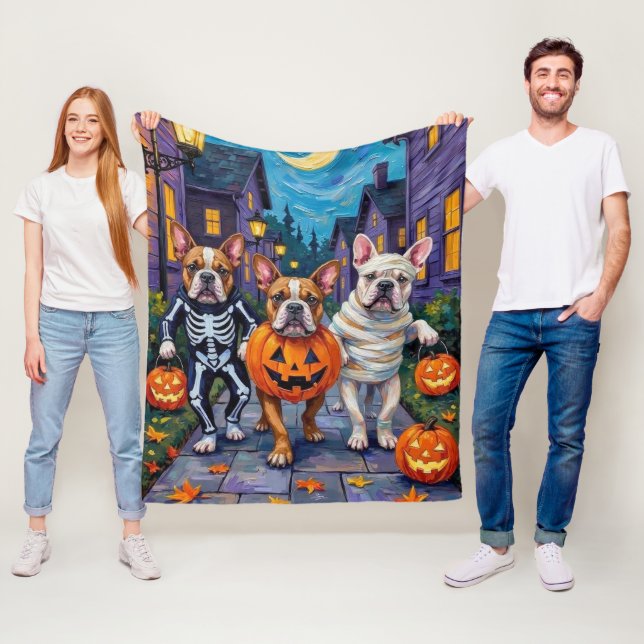Bulldoggar som trick-or-treater i Halloween-kostym Fleecefilt (På plats)