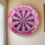 Bullseye Brilliance Darttavla<br><div class="desc">Vi presenterar Bullseye Brilliance-ritytan - perfekten som blandar sportig roligt och glittrar stil för vilket flickrum som helst! Det här är inte bara ännu ett spel biet, det är ett påstående av egenmakt. Med sina strålande rosor och mousserande lilor uppmuntrar den här ritytan varje flicka att "sikta högt, slå tjurfäktningen,...</div>
