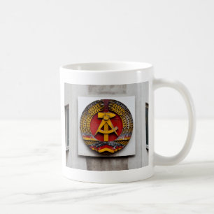 Bulta och skärasymbolet av kommunisten kaffemugg