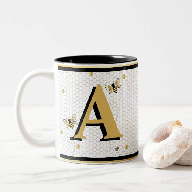 Bumblebee Honeycomb Monogrammed Två-Tonad Mugg (Med munk)