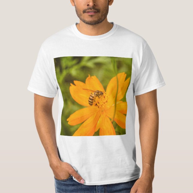 Bumblebee on a Sulfur Cosmos T Shirt (Framsida)