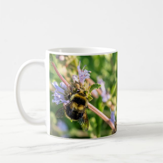 Bumblebee på Lavender Wildblomme Mugg (Vänster)