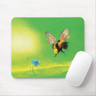 Bumblebee som flyger över ängen musmatta